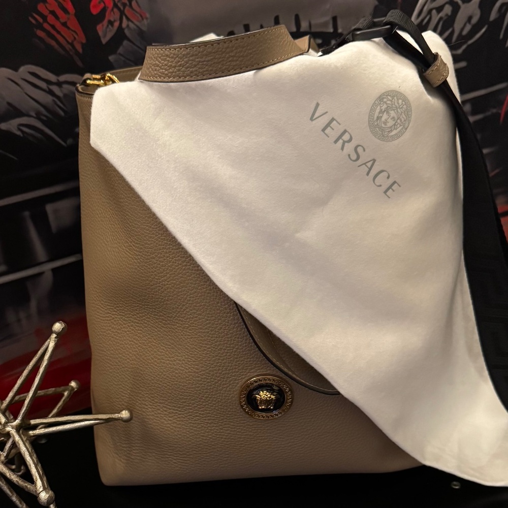 NWT- 2024 Versace La Medusa Tote/Crossbody w/Pouch in “Beige”